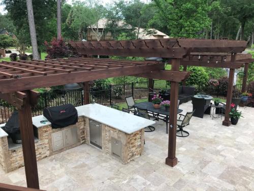 kitchens-stained-pergola