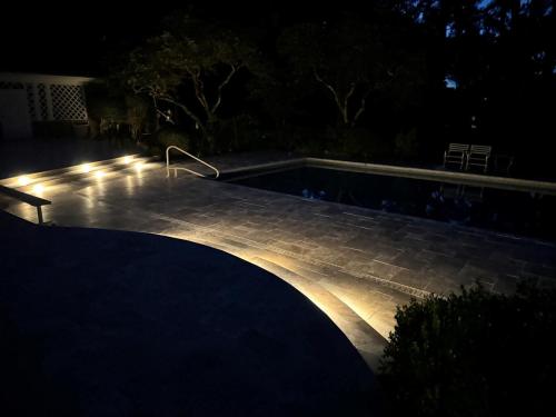 pool-deck-stairs-lights